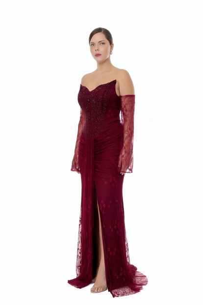 فستان سهرة كبير الحجم من الدانتيل المطرز باللون العنابي